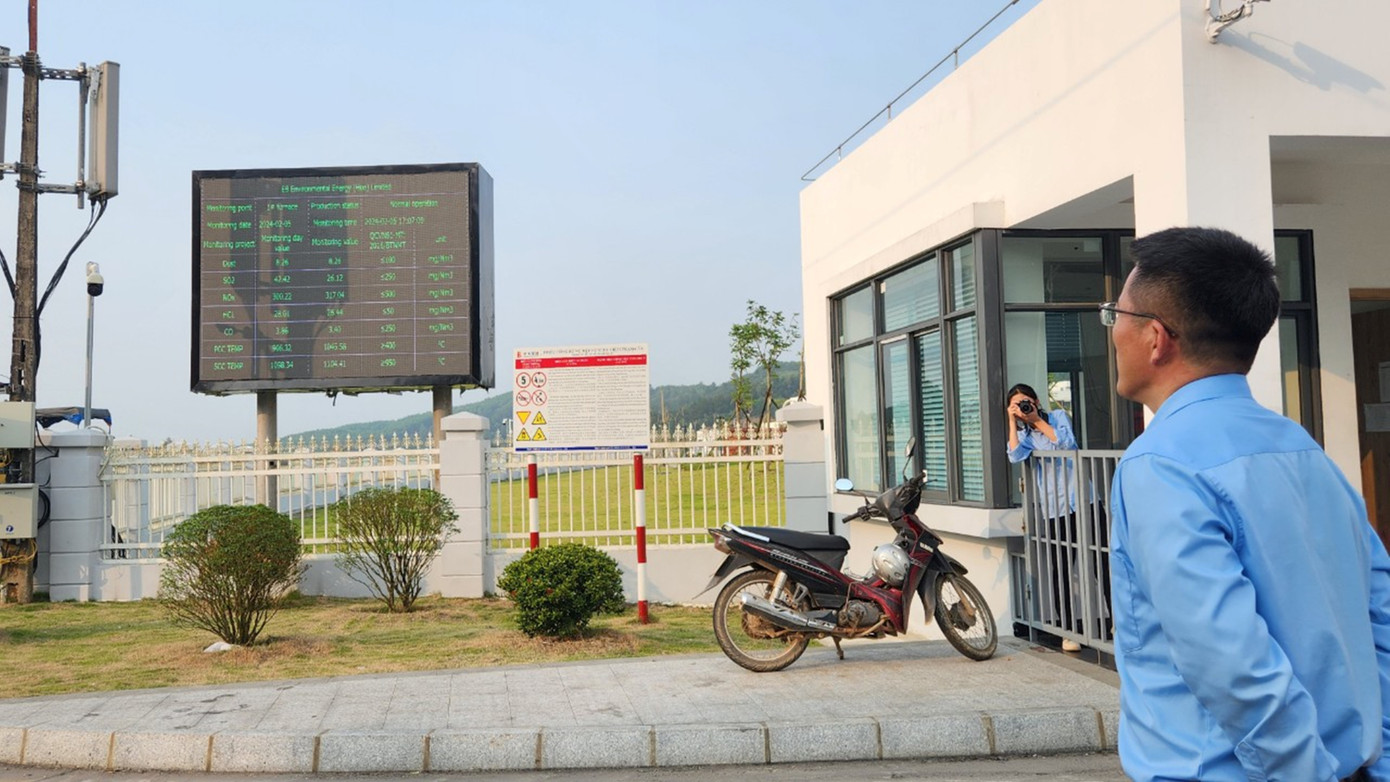 Bảng điện tử thông tin kết quả quan trắc khí thải, môi trường, nước... đặt bên ngoài nhà máy để người dân, chính quyền địa phương giám sát. Ảnh: Ngọc Văn