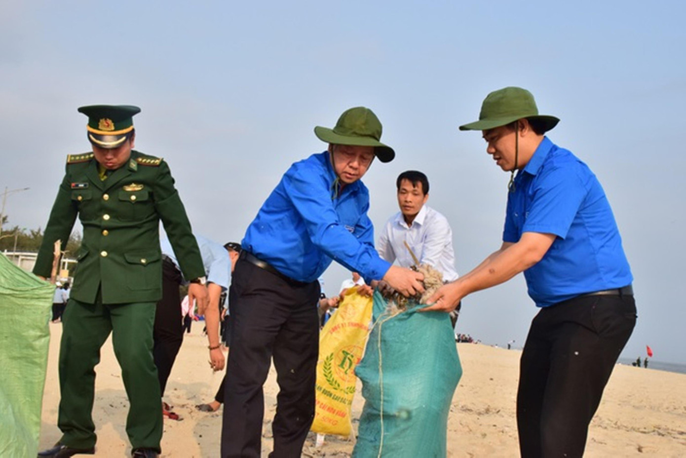 Ông Phan Ngọc Thọ (thứ hai từ trái sang) tham gia ngày Chủ nhật xanh cùng đoàn viên, thanh niên TT-Huế. Ông Phan Ngọc Thọ (thứ hai từ trái sang) tham gia ngày Chủ nhật xanh cùng đoàn viên, thanh niên TT-Huế.