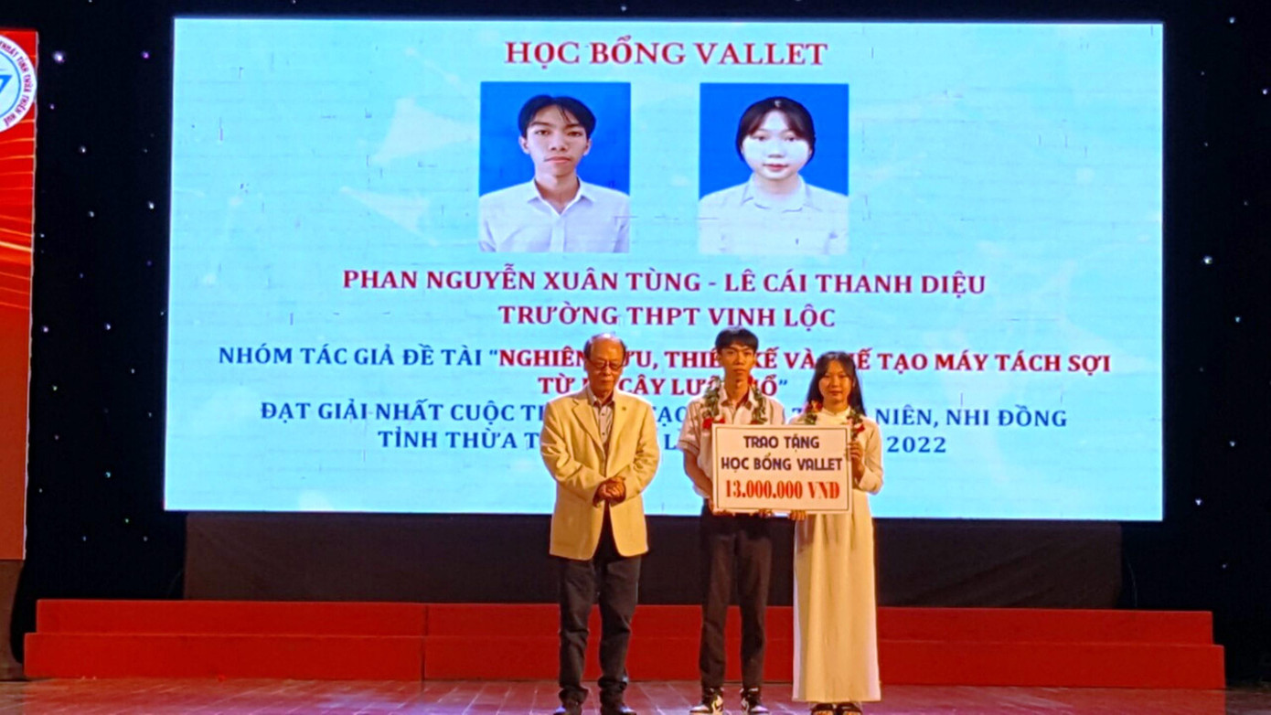 Trao học bổng trị giá 13 triệu đồng cho nhóm tác giả đạt giải Nhất cuộc thi sáng tạo. Ảnh: N.V Trao học bổng trị giá 13 triệu đồng cho nhóm tác giả đạt giải Nhất cuộc thi sáng tạo. Ảnh: N.V