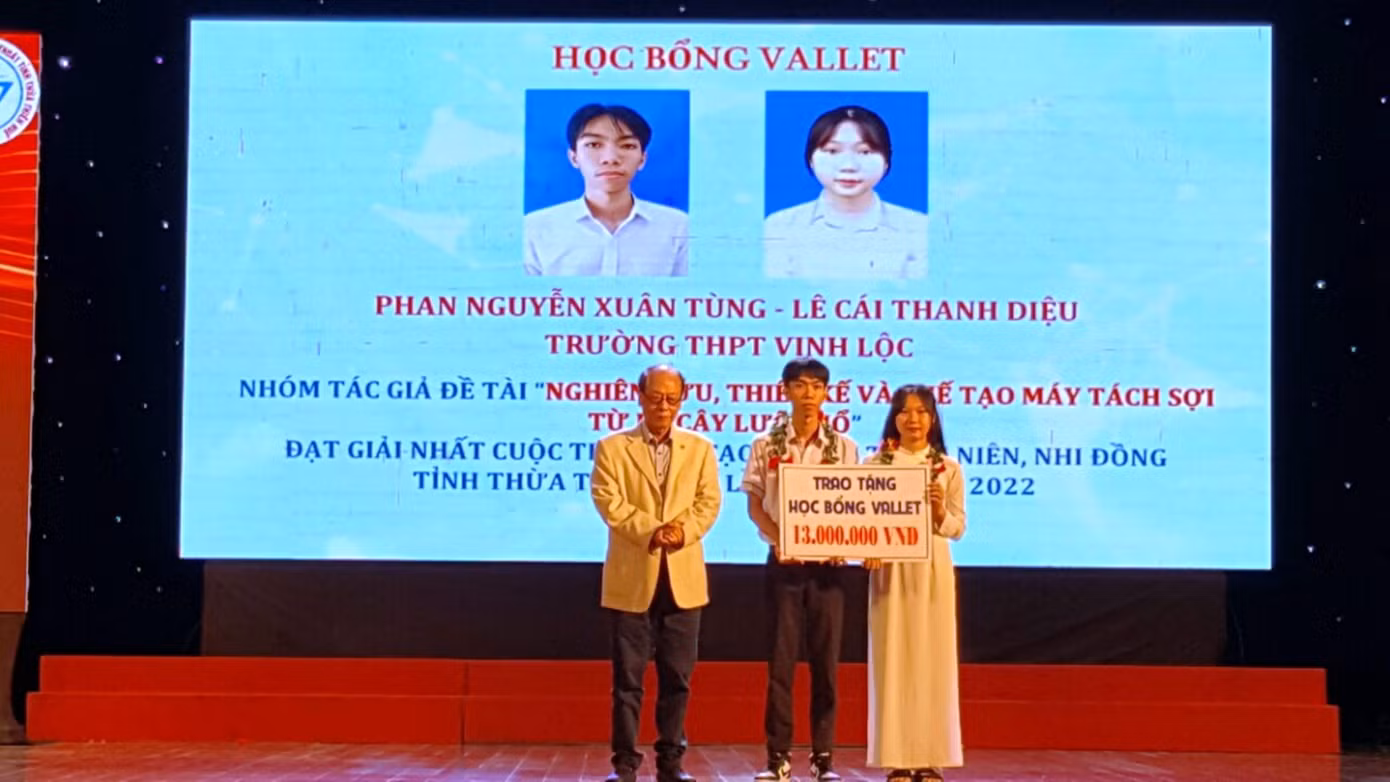 Trao học bổng trị giá 13 triệu đồng cho nhóm tác giả đạt giải Nhất cuộc thi sáng tạo. Ảnh: N.V