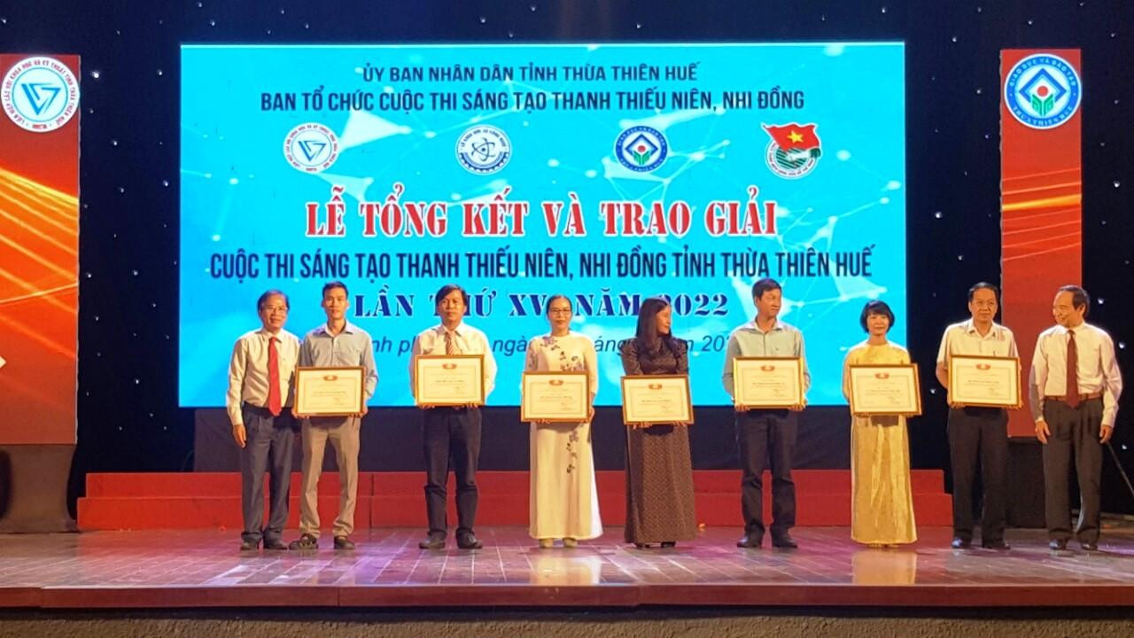 Khen thưởng các tập thể, cá nhân đã có thành tích xuất sắc trong công tác triển khai, tuyên truyền cuộc thi Khen thưởng các tập thể, cá nhân đã có thành tích xuất sắc trong công tác triển khai, tuyên truyền cuộc thi