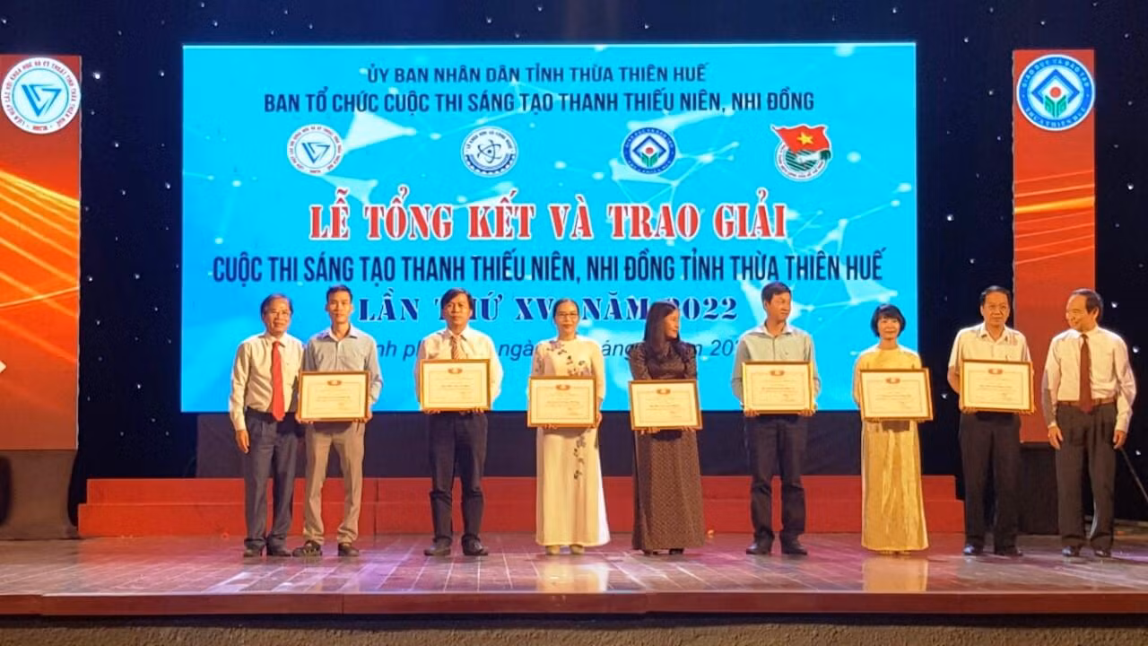 Khen thưởng các tập thể, cá nhân đã có thành tích xuất sắc trong công tác triển khai, tuyên truyền cuộc thi