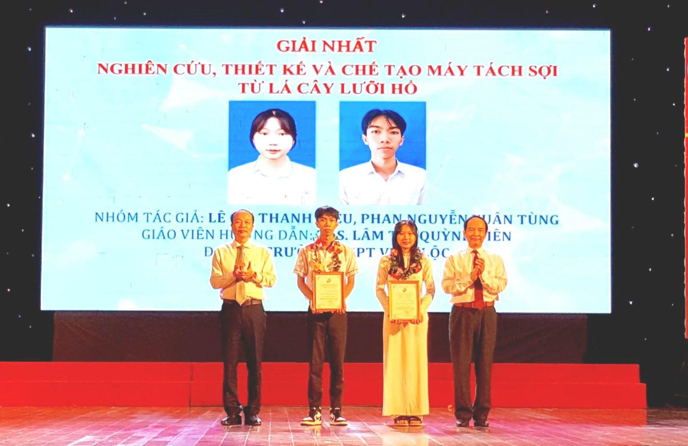 Trao giải Nhất đề tài “Nghiên cứu, thiết kế và chế tạo máy tách sợi từ lá cây lưỡi hổ” cho nhóm tác giả Phan Nguyễn Xuân Tùng - Lê Cái Xuân Diệu (học sinh Trường THPT Vinh Lộc, huyện Phú Lộc, TT-Huế). Ảnh: N.V Trao giải Nhất đề tài “Nghiên cứu, thiết kế và chế tạo máy tách sợi từ lá cây lưỡi hổ” cho nhóm tác giả Phan Nguyễn Xuân Tùng - Lê Cái Xuân Diệu (học sinh Trường THPT Vinh Lộc, huyện Phú Lộc, TT-Huế). Ảnh: N.V