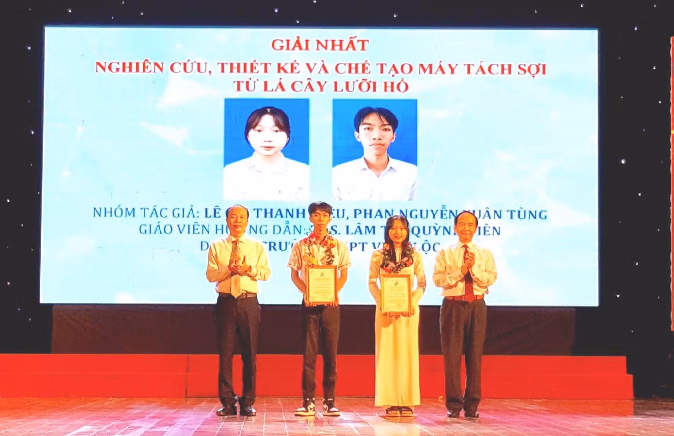 Trao giải Nhất đề tài “Nghiên cứu, thiết kế và chế tạo máy tách sợi từ lá cây lưỡi hổ” cho nhóm tác giả Phan Nguyễn Xuân Tùng - Lê Cái Xuân Diệu (học sinh Trường THPT Vinh Lộc, huyện Phú Lộc, TT-Huế). Ảnh: N.V