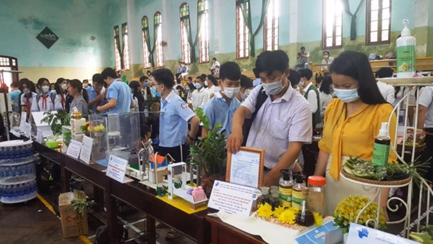 Các đề tài dự thi sáng tạo Thanh thiếu niên, Nhi đồng tỉnh TT-Huế lần thứ 15. Ảnh: Minh Thương