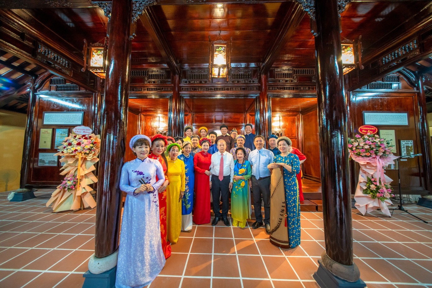 Không còn cảnh dột nát, hoang phế, bị bỏ mặc giữa gió mưa, thời gian, năm tháng, di tích Châu Hương Viên (phường Phú Thượng, TP. Huế) sau khi hoàn thành trùng tu, tôn tạo đã mang một diện mạo hoàn toàn khác, với sự tươi mới giữa không gian đậm chất cổ kính và đầy ắp tiếng cười. Không còn cảnh dột nát, hoang phế, bị bỏ mặc giữa gió mưa, thời gian, năm tháng, di tích Châu Hương Viên (phường Phú Thượng, TP. Huế) sau khi hoàn thành trùng tu, tôn tạo đã mang một diện mạo hoàn toàn khác, với sự tươi mới giữa không gian đậm chất cổ kính và đầy ắp tiếng cười.