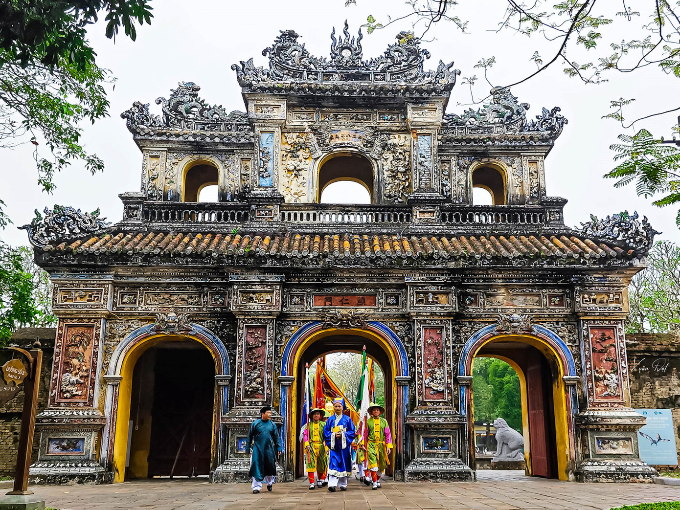 Lễ dựng nêu nhằm tái hiện nghi lễ xưa, góp phần lưu giữ bản sắc văn hóa truyền thống của dân tộc Việt Nam nói chung, triều Nguyễn nói riêng, tạo điểm nhấn trong chuỗi hoạt động văn hóa, du lịch mừng Xuân Giáp Thìn 2024 tại Cố đô Huế, nhằm phục vụ người dân, du khách khi đến Đại nội Huế tham quan vào dịp Tết đến Xuân về. Ảnh: Xuân Đạt