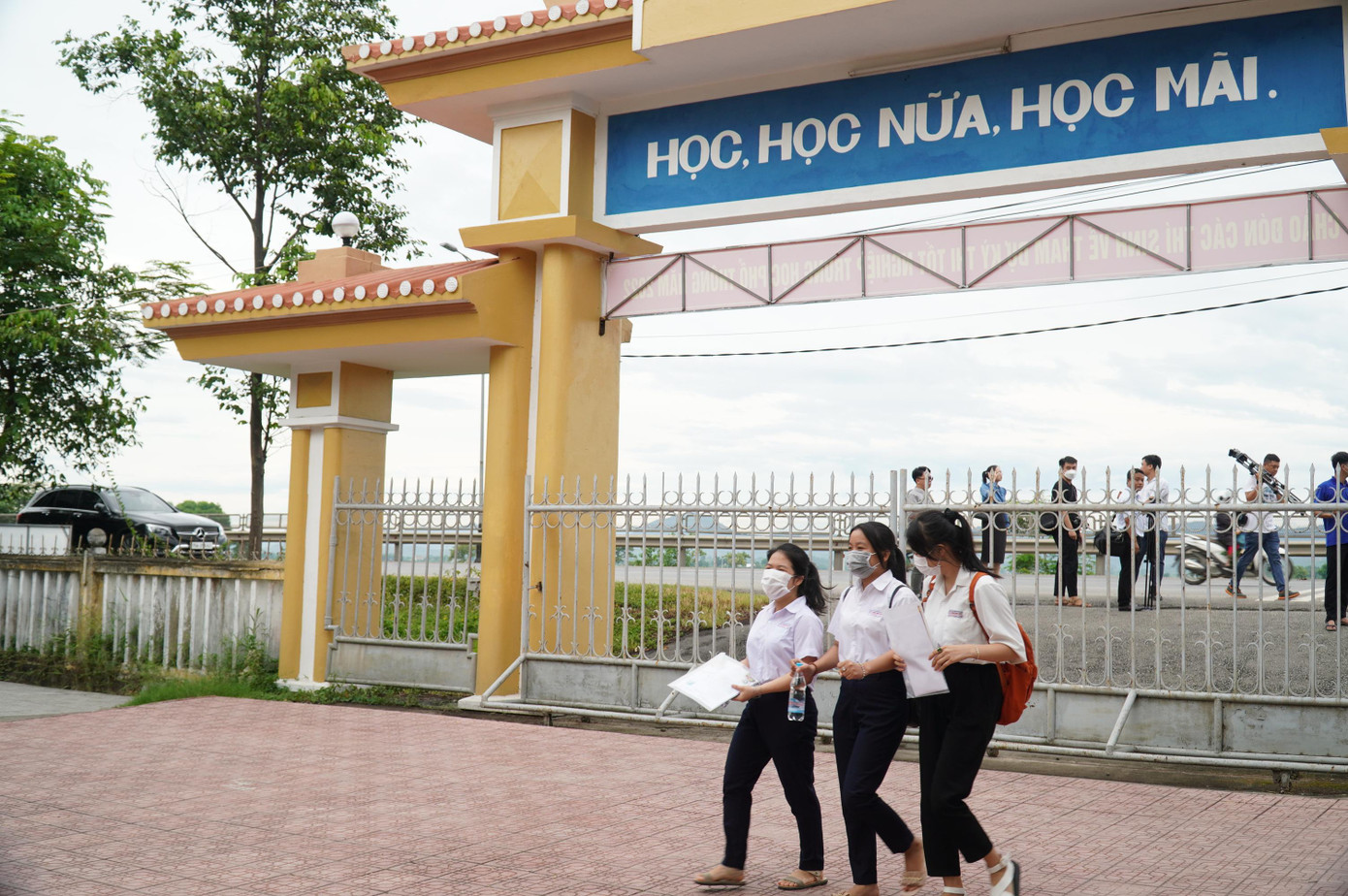 Từ sáng sớm, tại điểm thi trường THPT Đặng Huy Trứ (phường Hương Chữ, thị xã Hương Trà, tỉnh TT-Huế), nhiều thí sinh đã có mặt để chuẩn bị bước vào môn thi đầu tiên của kỳ thi tốt nghiệp THPT 2022.