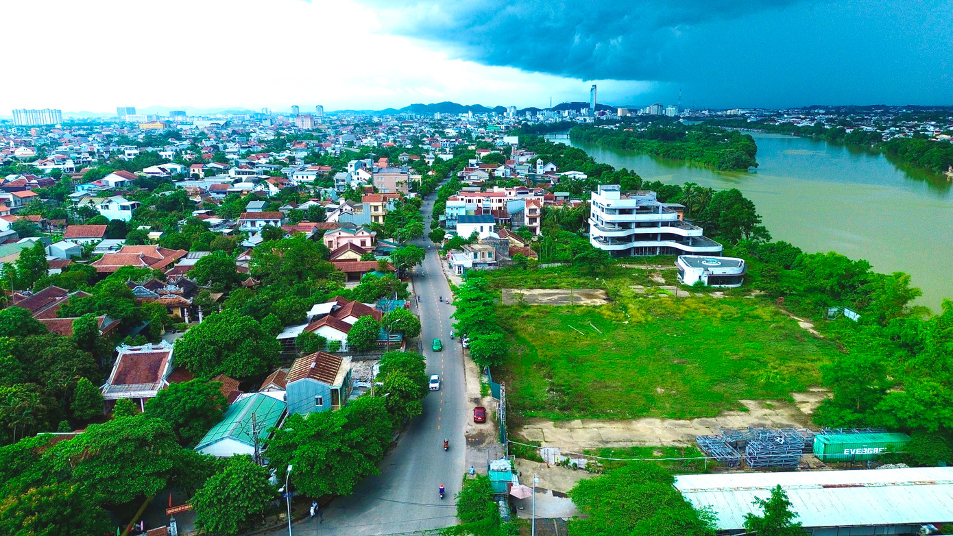 Dự án tổ hợp thương mại dịch vụ do Công ty Cổ phần Hạ tầng Đông Á làm chủ đầu tư, được UBND tỉnh Thừa Thiên-Huế (nay là TP Huế) phê duyệt kết quả trúng đấu giá quyền sử dụng đất vào cuối năm 2018. Đây là khu đất từng là nơi tọa lạc của Nhà máy Bia Huda nổi tiếng của Huế. Dự án tổ hợp thương mại dịch vụ do Công ty Cổ phần Hạ tầng Đông Á làm chủ đầu tư, được UBND tỉnh Thừa Thiên-Huế (nay là TP Huế) phê duyệt kết quả trúng đấu giá quyền sử dụng đất vào cuối năm 2018. Đây là khu đất từng là nơi tọa lạc của Nhà máy Bia Huda nổi tiếng của Huế.