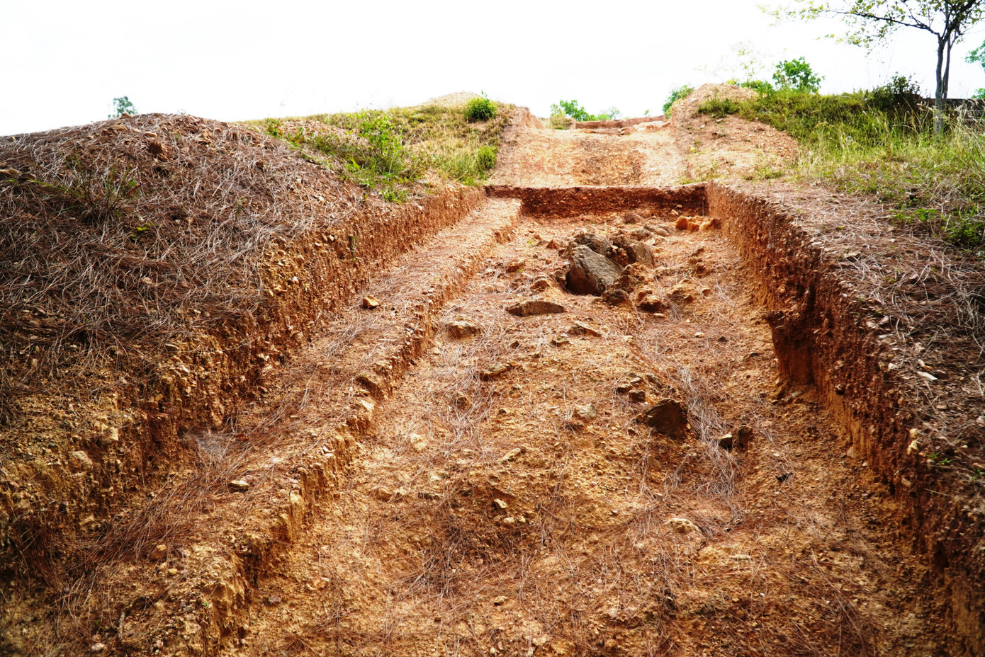 Theo đó, do thời gian gấp gáp trong việc tạo lập đàn, núi Bân được ban xẻ tạo thành ba tầng đàn có hình nón cụt. Vì bề mặt núi có nhiều vị trí bị lõm hụt, không được bằng phẳng, vì vậy nơi đây được bồi đắp bằng đất laterite, đất sét vàng thuần hoặc lẫn sỏi cuội nhỏ và đá dăm, đầm kỹ tạo mặt phẳng. Ở phần chân đế đàn, đa số đều được xén thẳng, tạo thành các cạnh đế, những vị trí bị lõm hụt được xếp bó đá hoặc gạch vỡ tận dụng để tạo thành bó móng vòng quanh chân đế.