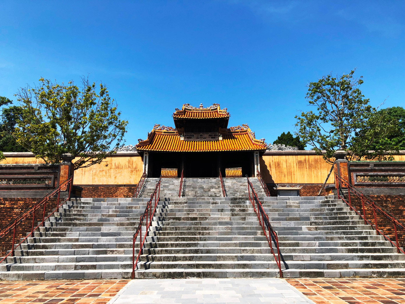 Bên trong lăng vua Tự Đức Bên trong lăng vua Tự Đức