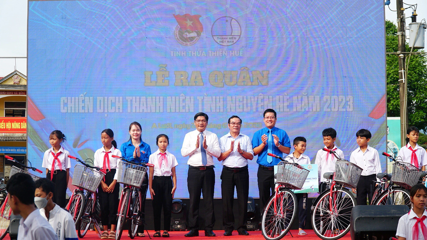 Tặng xe đạp cho học sinh nghèo vượt khó.