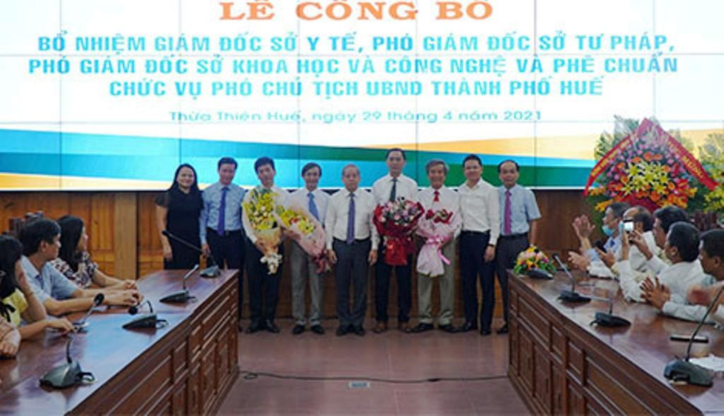 Lãnh đạo tỉnh TT-Huế chụp ảnh lưu niệm với các cán bộ được bổ nhiệm, phê chuẩn. Lãnh đạo tỉnh TT-Huế chụp ảnh lưu niệm với các cán bộ được bổ nhiệm, phê chuẩn.