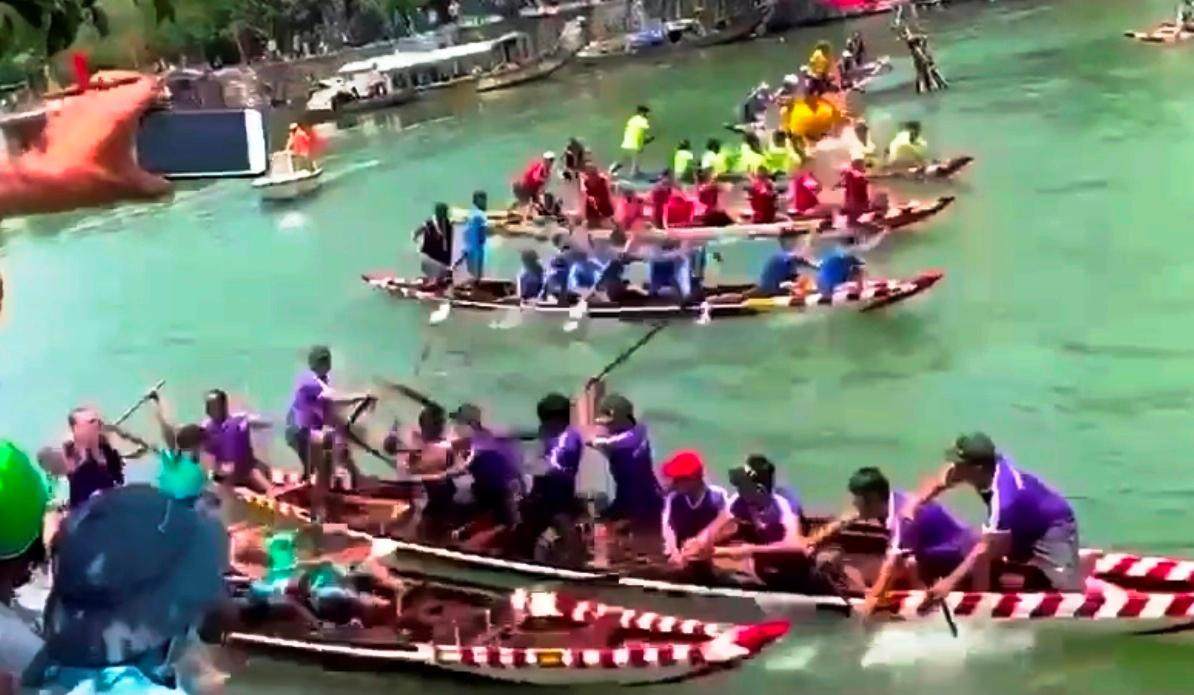 Vận động viên đội đua ghe phường Thuận An (áo tím) có hành vi phi thể thao, dùng mái chèo đánh nhau với một đội đua khác, nhưng được trao giải "fair play" gây bức xúc dư luận (ảnh cắt từ clip) Vận động viên đội đua ghe phường Thuận An (áo tím) có hành vi phi thể thao, dùng mái chèo đánh nhau với một đội đua khác, nhưng được trao giải "fair play" gây bức xúc dư luận (ảnh cắt từ clip)