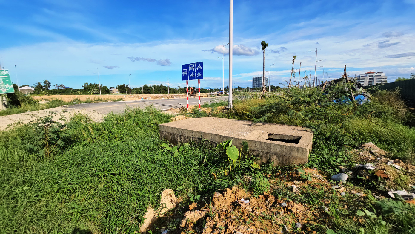 Theo đại diện Ban Quản lý Dự án Green City, hệ thống thoát nước đường Võ Nguyên Giáp đã được thi công hoàn thành đoạn từ nút giao nút giao Hoàng Quốc Việt đến gần đường Nguyễn Lộ Trạch từ năm 2021. Đoạn còn lại dẫn ra sông Như Ý dài 220m (giao với đường Nguyễn Lộ Trạch) đến nay vẫn chưa hoàn thành công tác giải phóng mặt bằng để triển khai thi công. Theo đại diện Ban Quản lý Dự án Green City, hệ thống thoát nước đường Võ Nguyên Giáp đã được thi công hoàn thành đoạn từ nút giao nút giao Hoàng Quốc Việt đến gần đường Nguyễn Lộ Trạch từ năm 2021. Đoạn còn lại dẫn ra sông Như Ý dài 220m (giao với đường Nguyễn Lộ Trạch) đến nay vẫn chưa hoàn thành công tác giải phóng mặt bằng để triển khai thi công.