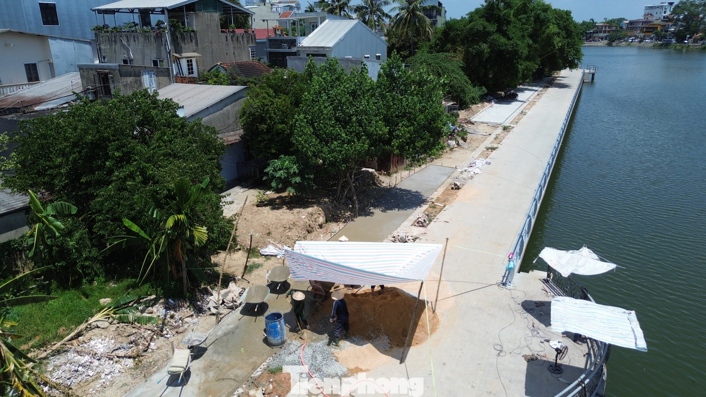 Cuối tháng 6, bất chấp nắng nóng gay gắt của miền Trung, nhiều công nhân vẫn chia ca làm việc liên tục trên công trường tuyến đường đi bộ ven sông Như Ý qua phường Phú Hội và Xuân Phú (quận Thuận Hóa, Huế). Cuối tháng 6, bất chấp nắng nóng gay gắt của miền Trung, nhiều công nhân vẫn chia ca làm việc liên tục trên công trường tuyến đường đi bộ ven sông Như Ý qua phường Phú Hội và Xuân Phú (quận Thuận Hóa, Huế).