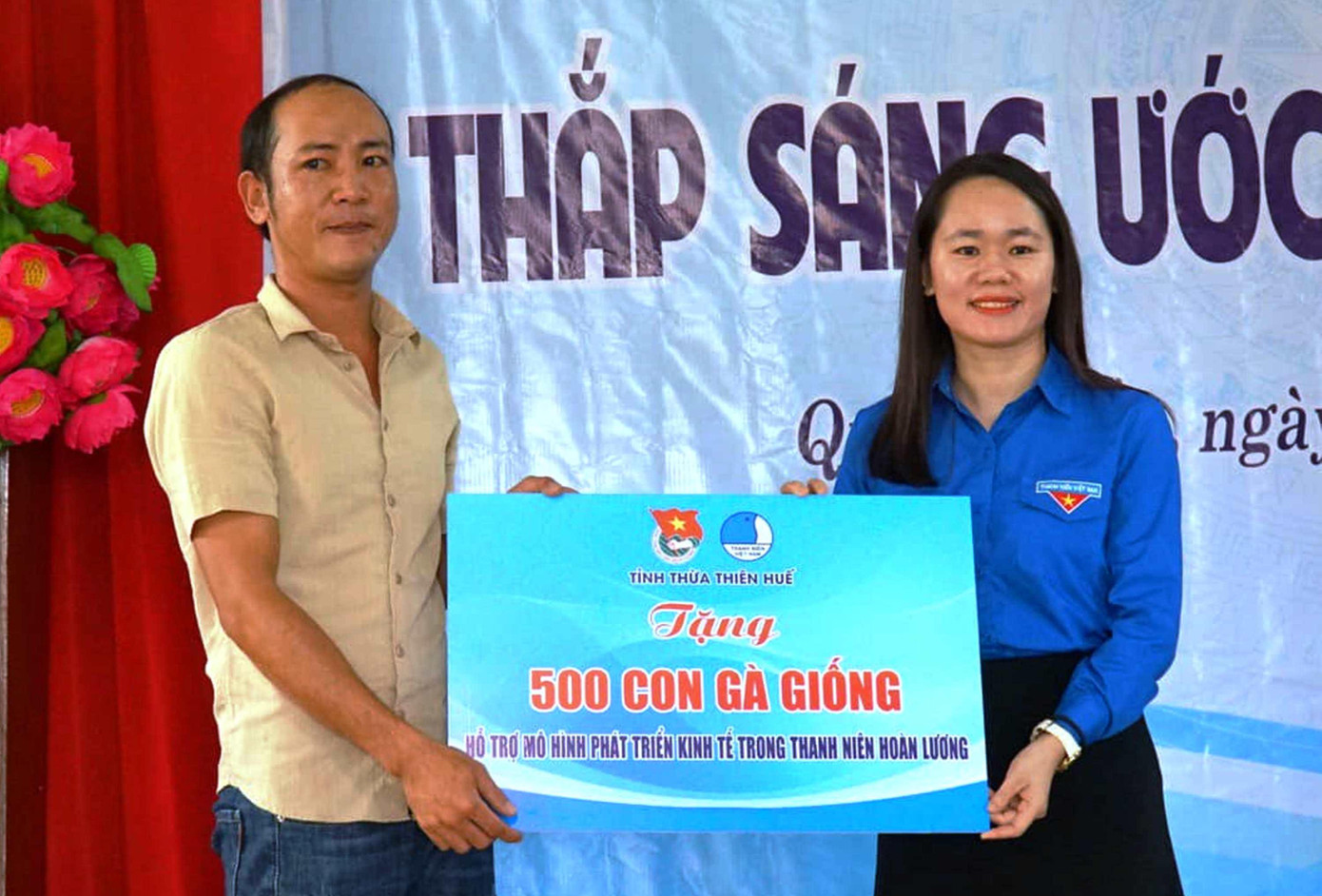 Tặng 500 con gà giống hỗ trợ mô hình phát triển kinh tế trong thanh niên hoàn lương.