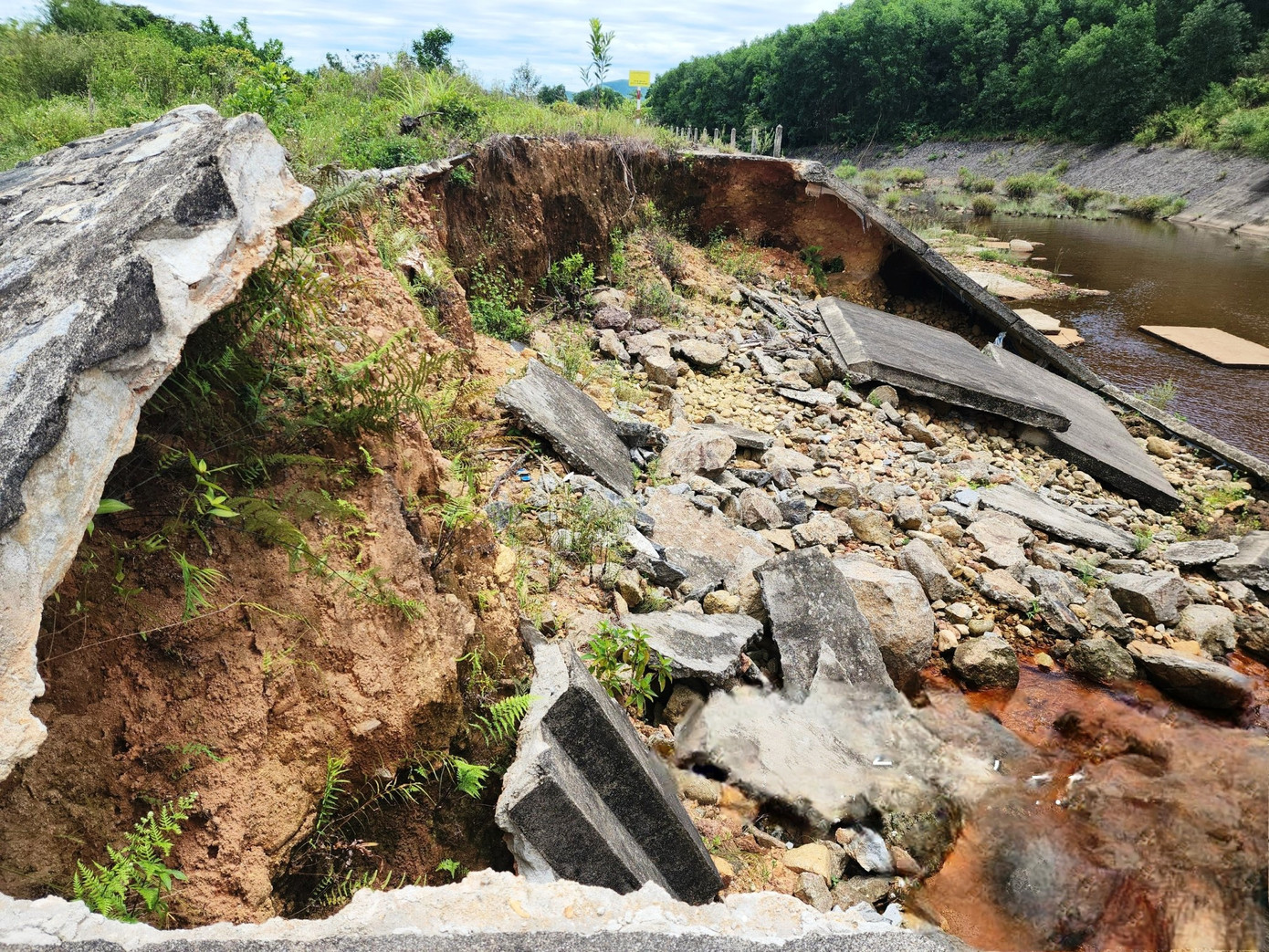 Sở Nông nghiệp và Môi trường TP Huế cũng yêu cầu các địa phương thành lập đoàn kiểm tra hồ đập, lên phương án sửa chữa khẩn cấp các hạng mục hư hỏng; đồng thời theo dõi mực nước hồ và thời tiết để phối hợp với chính quyền vùng hạ du điều tiết, sơ tán kịp thời người dân và tài sản nếu có sự cố. Ngoài ra, Sở yêu cầu siết chặt các hoạt động trong phạm vi hồ đập như cắm trại, câu cá, ăn uống, tắm hồ… vốn tiềm ẩn nhiều nguy cơ mất an toàn.