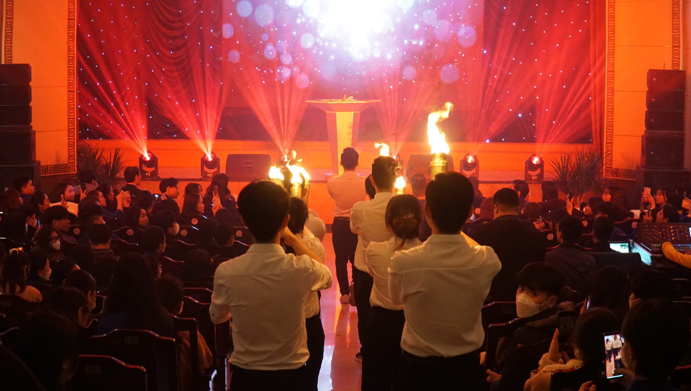 Không khí hứng khởi, sôi động; quang cảnh đầy màu sắc tại lễ tuyên dương. Ảnh: N.V