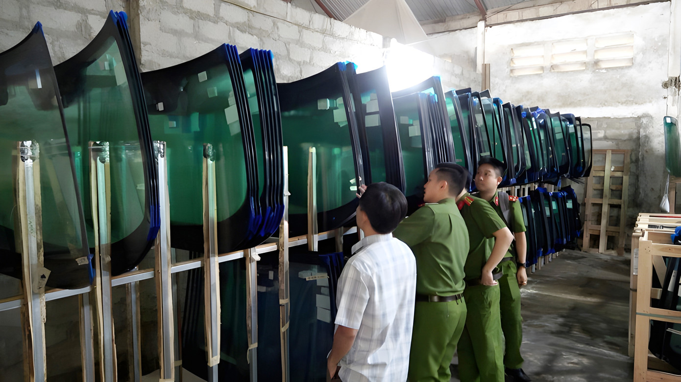 Kho kính giả nhãn hiệu nổi tiếng với số lượng hàng nghìn sản phẩm bị công an phát hiện. Ảnh: CACC