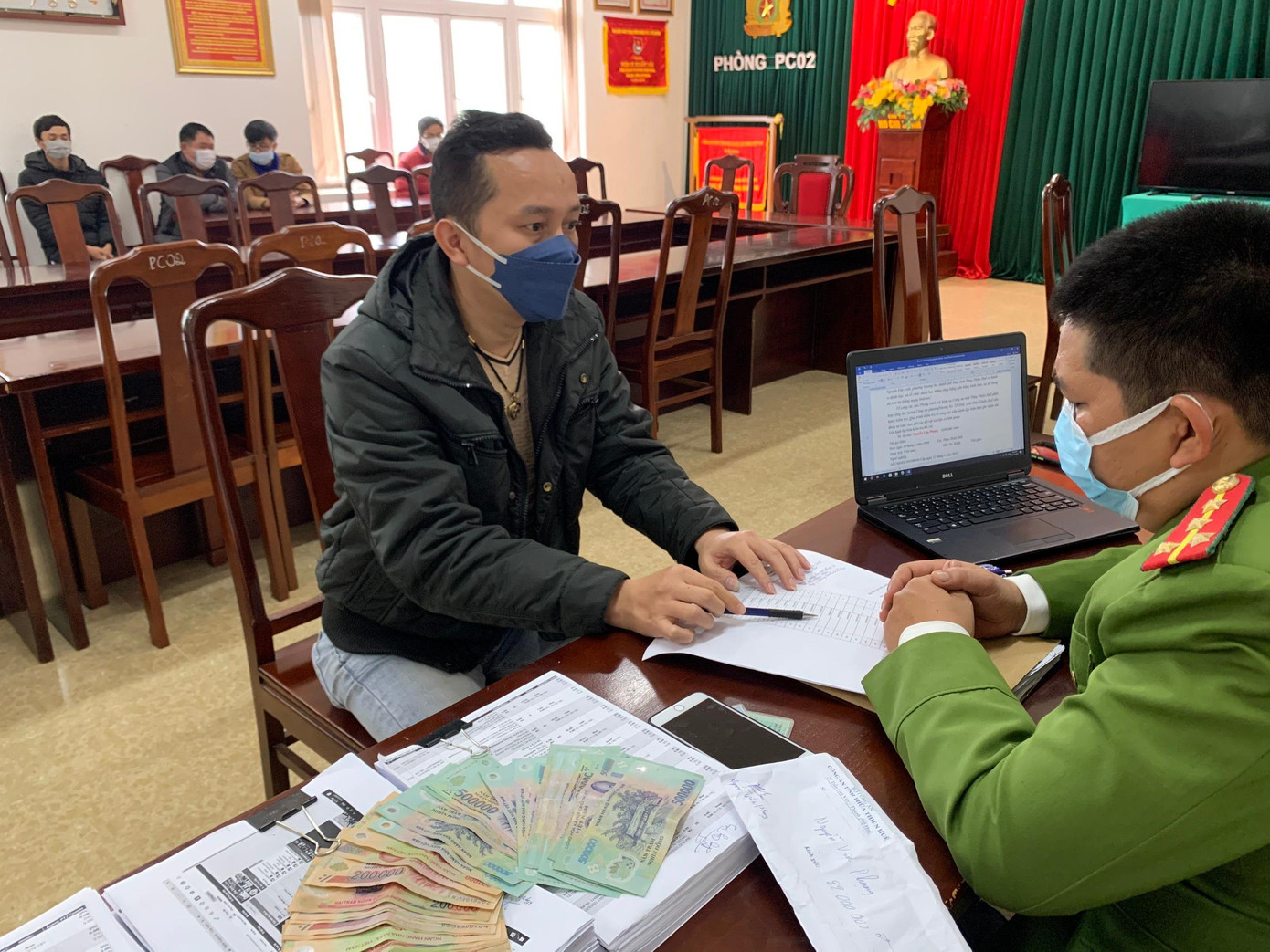 Đối tượng cầm đầu Nguyễn Văn Phụng cùng tang vật. Đối tượng cầm đầu Nguyễn Văn Phụng cùng tang vật.