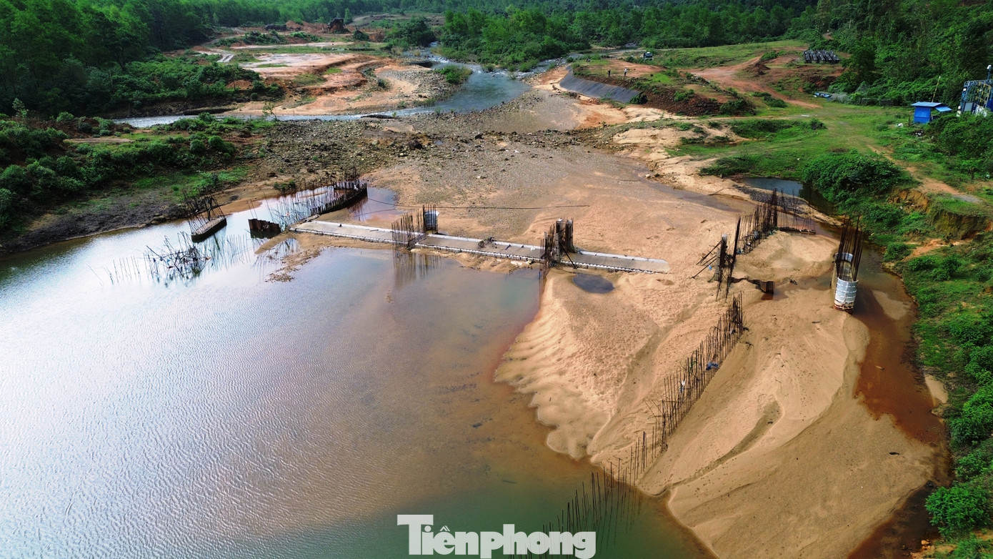 Trao đổi với PV Tiền Phong, đại diện Ban Quản lý Khu Kinh tế - Công nghiệp thành phố Huế cho biết, dự án khu du lịch suối Voi đã được đưa vào danh mục giám sát đặc biệt của HĐND thành phố do tình trạng chậm tiến độ kéo dài. Hiện tại, Ban tiến hành rà soát, xem xét thu hồi một phần dự án (giai đoạn 3, 4). Đối với diện tích đã cho thuê để xây dựng giai đoạn 1, 2, cơ quan chức năng thành phố Huế yêu cầu chủ đầu tư hoàn thành thủ tục gia hạn thuê đất để tiếp tục sử dụng. Trong vòng 24 tháng kể từ ngày được gia hạn, nhà đầu tư phải hoàn thành xây dựng và đưa giai đoạn đầu tư 1, 2 vào hoạt động, nếu không đảm bảo cam kết, toàn bộ dự án sẽ bị thu hồi trong thời gian tới.