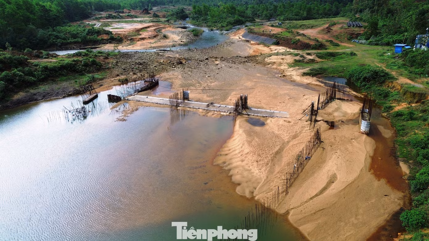 Trao đổi với PV Tiền Phong, đại diện Ban Quản lý Khu Kinh tế - Công nghiệp thành phố Huế cho biết, dự án khu du lịch suối Voi đã được đưa vào danh mục giám sát đặc biệt của HĐND thành phố do tình trạng chậm tiến độ kéo dài. Hiện tại, Ban tiến hành rà soát, xem xét thu hồi một phần dự án (giai đoạn 3, 4). Đối với diện tích đã cho thuê để xây dựng giai đoạn 1, 2, cơ quan chức năng thành phố Huế yêu cầu chủ đầu tư hoàn thành thủ tục gia hạn thuê đất để tiếp tục sử dụng. Trong vòng 24 tháng kể từ ngày được gia hạn, nhà đầu tư phải hoàn thành xây dựng và đưa giai đoạn đầu tư 1, 2 vào hoạt động, nếu không đảm bảo cam kết, toàn bộ dự án sẽ bị thu hồi trong thời gian tới. Trao đổi với PV Tiền Phong, đại diện Ban Quản lý Khu Kinh tế - Công nghiệp thành phố Huế cho biết, dự án khu du lịch suối Voi đã được đưa vào danh mục giám sát đặc biệt của HĐND thành phố do tình trạng chậm tiến độ kéo dài. Hiện tại, Ban tiến hành rà soát, xem xét thu hồi một phần dự án (giai đoạn 3, 4). Đối với diện tích đã cho thuê để xây dựng giai đoạn 1, 2, cơ quan chức năng thành phố Huế yêu cầu chủ đầu tư hoàn thành thủ tục gia hạn thuê đất để tiếp tục sử dụng. Trong vòng 24 tháng kể từ ngày được gia hạn, nhà đầu tư phải hoàn thành xây dựng và đưa giai đoạn đầu tư 1, 2 vào hoạt động, nếu không đảm bảo cam kết, toàn bộ dự án sẽ bị thu hồi trong thời gian tới.