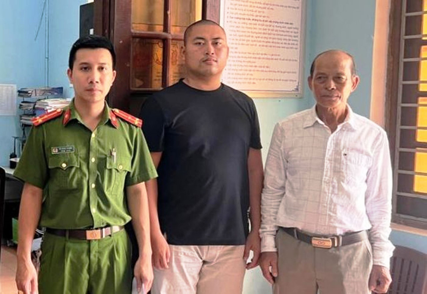 Đối tượng Nguyễn Văn Sơn (giữa).