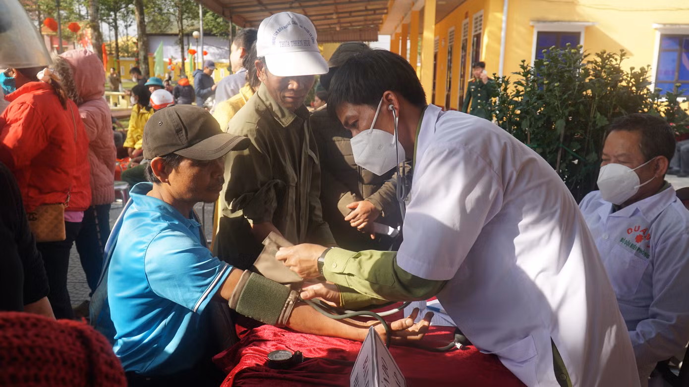Khám chữa bệnh miễn phí cho người nghèo.