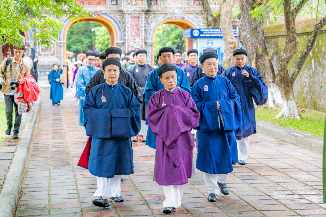 Áo dài còn thể hiện những giá trị đặc sắc về đạo đức, thẩm mỹ, là một di sản văn hóa sống động, sản phẩm du lịch độc đáo của vùng đất Cố đô Huế cần được bảo vệ và phát huy giá trị trong bối cảnh đương đại. Ảnh: B.Minh.