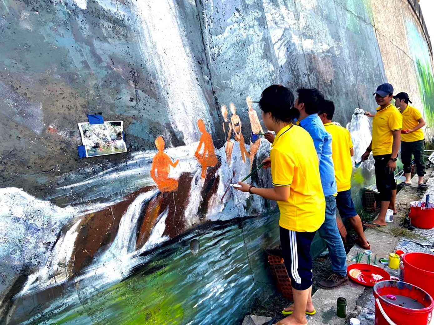 Còn theo chị Hồ Thị Hằng, Bí thư Huyện Đoàn Nam Đông, tranh vẽ trên đường bích họa là hình ảnh về hoạt động văn hoá, lễ hội, kiến trúc, du lịch, đặc sản của Nam Đông.