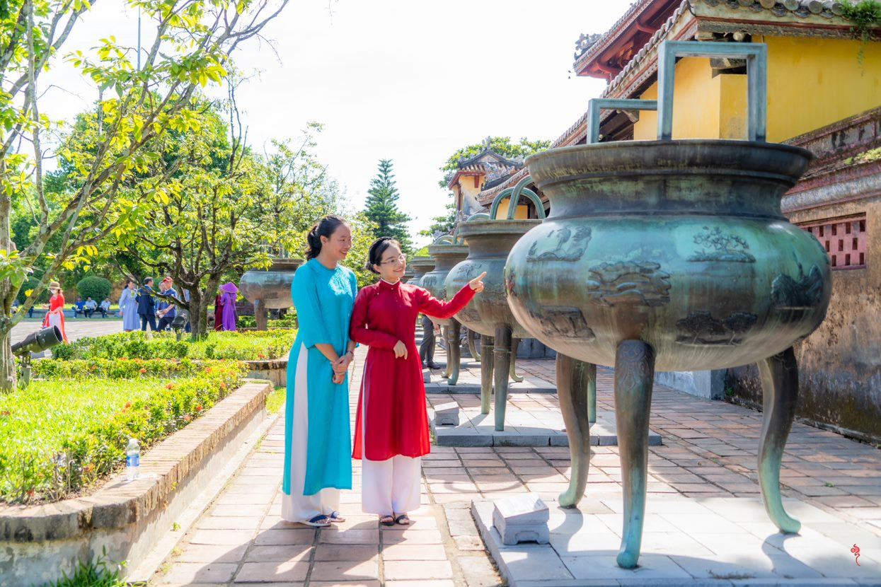 Cửu đỉnh được khởi đúc năm 1835, sau khi hoàn thành chế tác đã được thiết đặt phía trước Thế Tổ miếu từ năm 1837 cho đến nay. Cửu đỉnh được khởi đúc năm 1835, sau khi hoàn thành chế tác đã được thiết đặt phía trước Thế Tổ miếu từ năm 1837 cho đến nay.