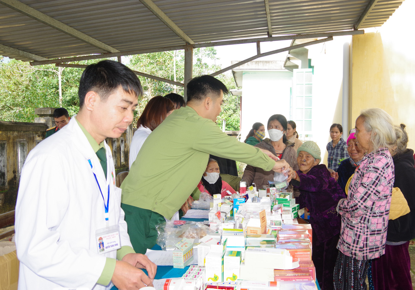 Cấp phát thuốc chữa bệnh miễn phí. Cấp phát thuốc chữa bệnh miễn phí.