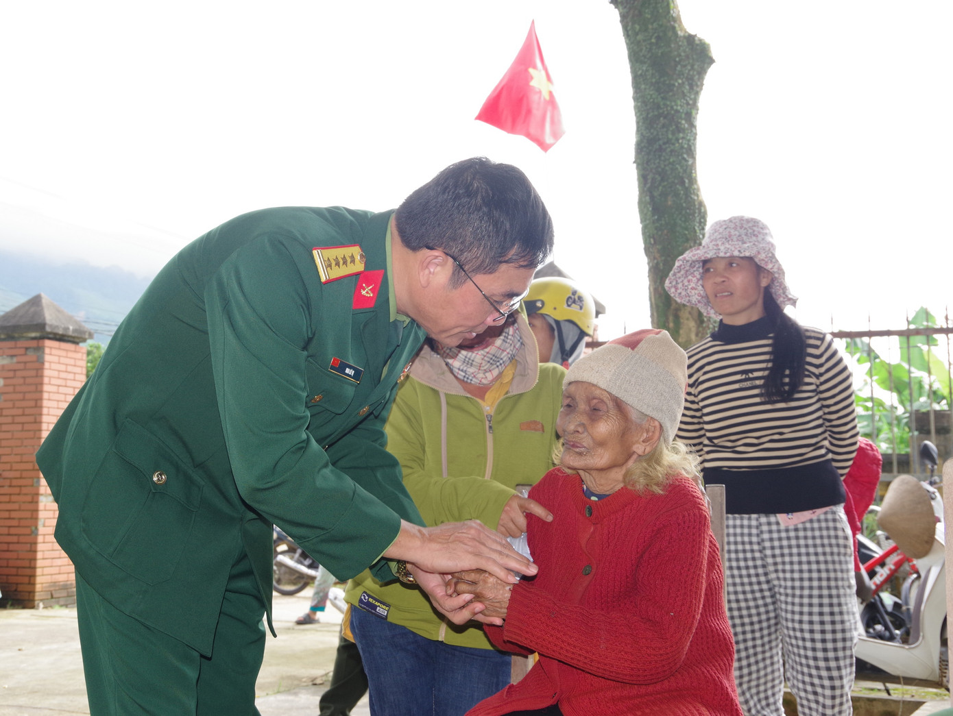 Thăm hỏi tình hình sức khỏe, đời sống của đồng bào dân tộc thiểu số A Lưới. Thăm hỏi tình hình sức khỏe, đời sống của đồng bào dân tộc thiểu số A Lưới.