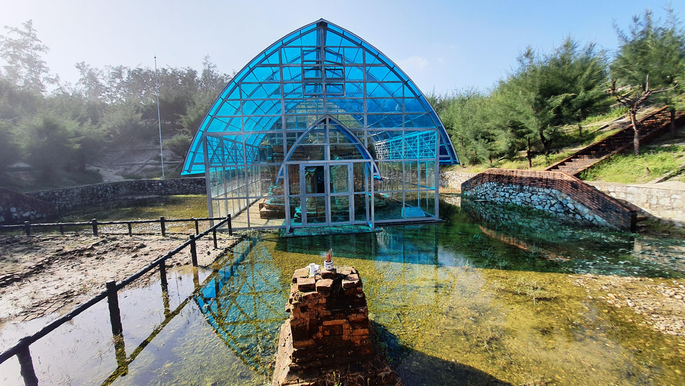 Còn Bảo tàng Lịch sử TT-Huế cho hay, tháp Chăm Phú Diên là một trong những kiến trúc tháp có niên đại sớm nhất trong lịch sử kiến trúc tháp Chăm, được xây dựng vào thế kỷ VIII, thuộc nhóm tháp khởi đầu của kiến trúc tôn giáo khi chuyển sang xây dựng bằng chất liệu bền vững.