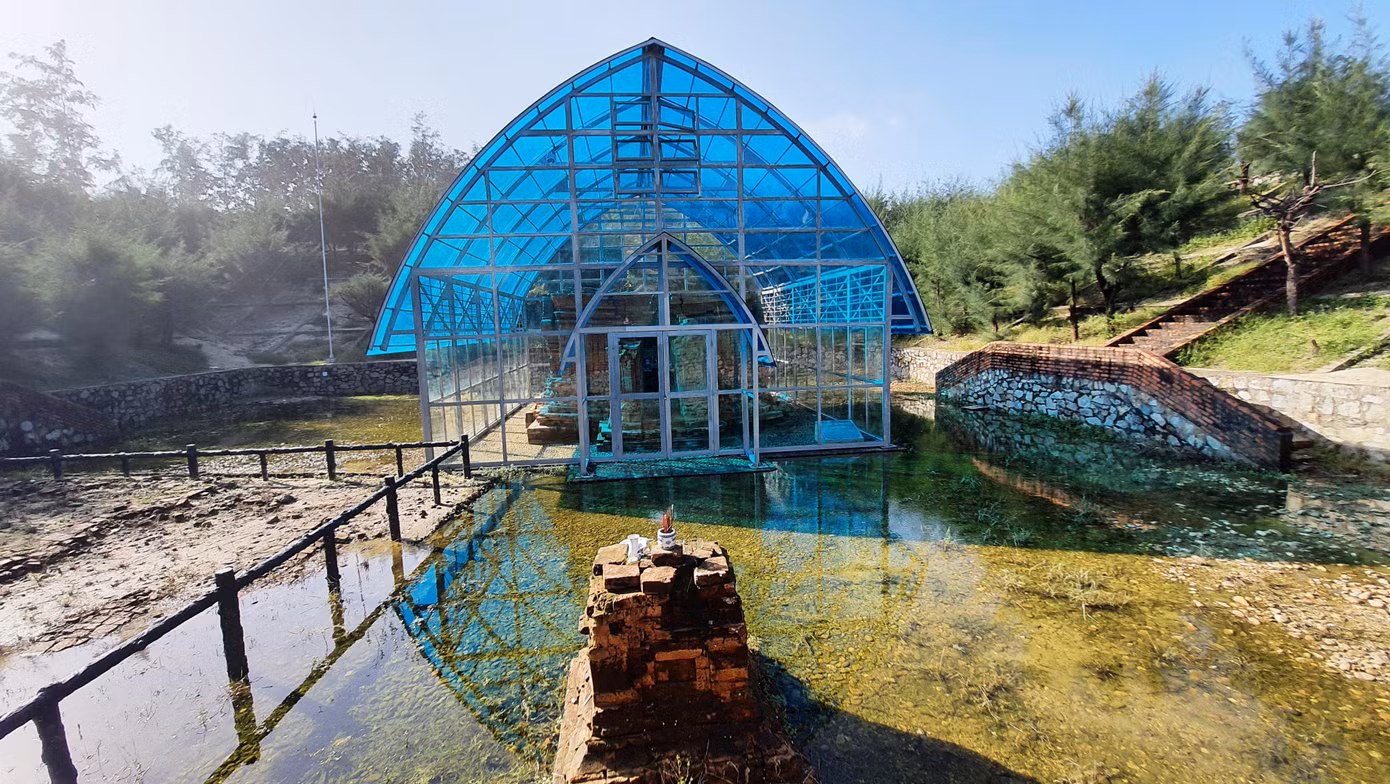 Còn Bảo tàng Lịch sử TT-Huế cho hay, tháp Chăm Phú Diên là một trong những kiến trúc tháp có niên đại sớm nhất trong lịch sử kiến trúc tháp Chăm, được xây dựng vào thế kỷ VIII, thuộc nhóm tháp khởi đầu của kiến trúc tôn giáo khi chuyển sang xây dựng bằng chất liệu bền vững.