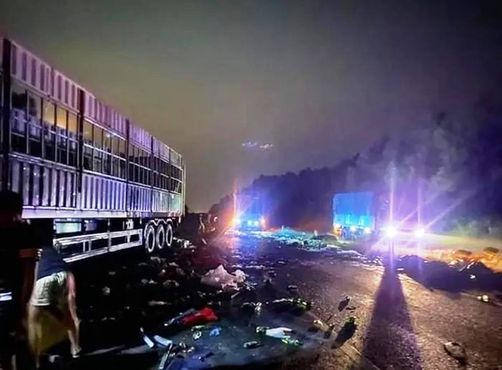 Tai nạn giao thông xảy ra tại điểm tháo dỡ hàng rào cao tốc đoạn qua huyện Phong Điền, tỉnh TT-Huế. Tai nạn giao thông xảy ra tại điểm tháo dỡ hàng rào cao tốc đoạn qua huyện Phong Điền, tỉnh TT-Huế.