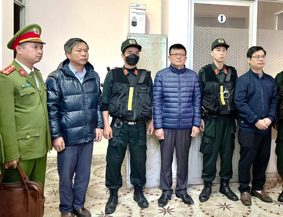 Ông Đào Hữu Long (thứ 3 từ phải sang) cùng hai cấp phó Trần Hưng Huy và Dương Phúc Thiện đã bị khởi tố, bắt giữ về hành vi nhận hối lộ. Ảnh: CACC