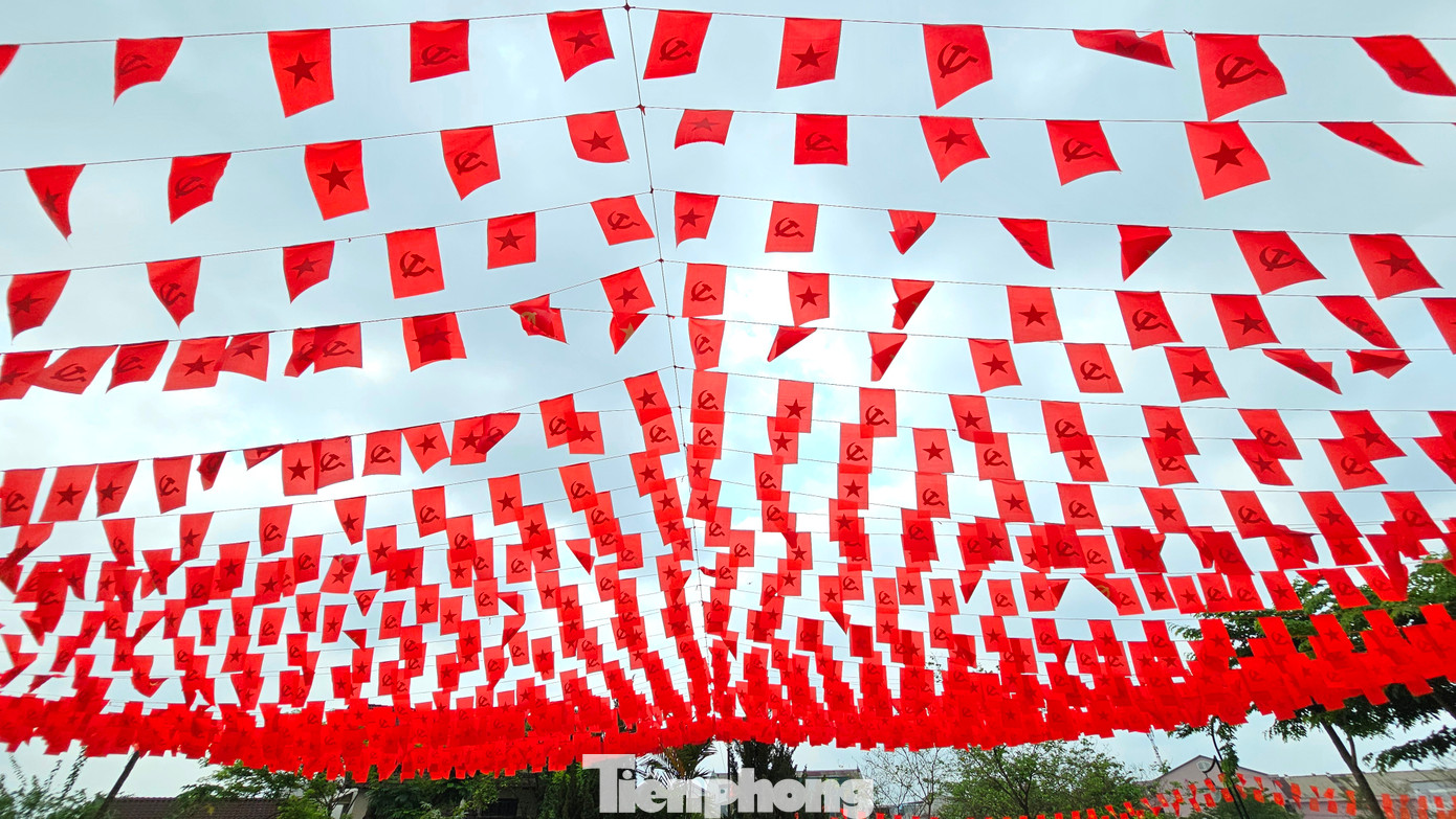 Từ cổng trường, lớp học, sân trường đến hàng rào, khóm cây xanh..., những dãy cờ tung bay trong gió như nhắc nhở thế hệ trẻ hôm nay luôn hướng về cội nguồn lịch sử, sống trong niềm tự hào dân tộc, không ngừng phấn đấu học tập, rèn luyện để cống hiến cho quê hương, đất nước mai sau. Từ cổng trường, lớp học, sân trường đến hàng rào, khóm cây xanh..., những dãy cờ tung bay trong gió như nhắc nhở thế hệ trẻ hôm nay luôn hướng về cội nguồn lịch sử, sống trong niềm tự hào dân tộc, không ngừng phấn đấu học tập, rèn luyện để cống hiến cho quê hương, đất nước mai sau.