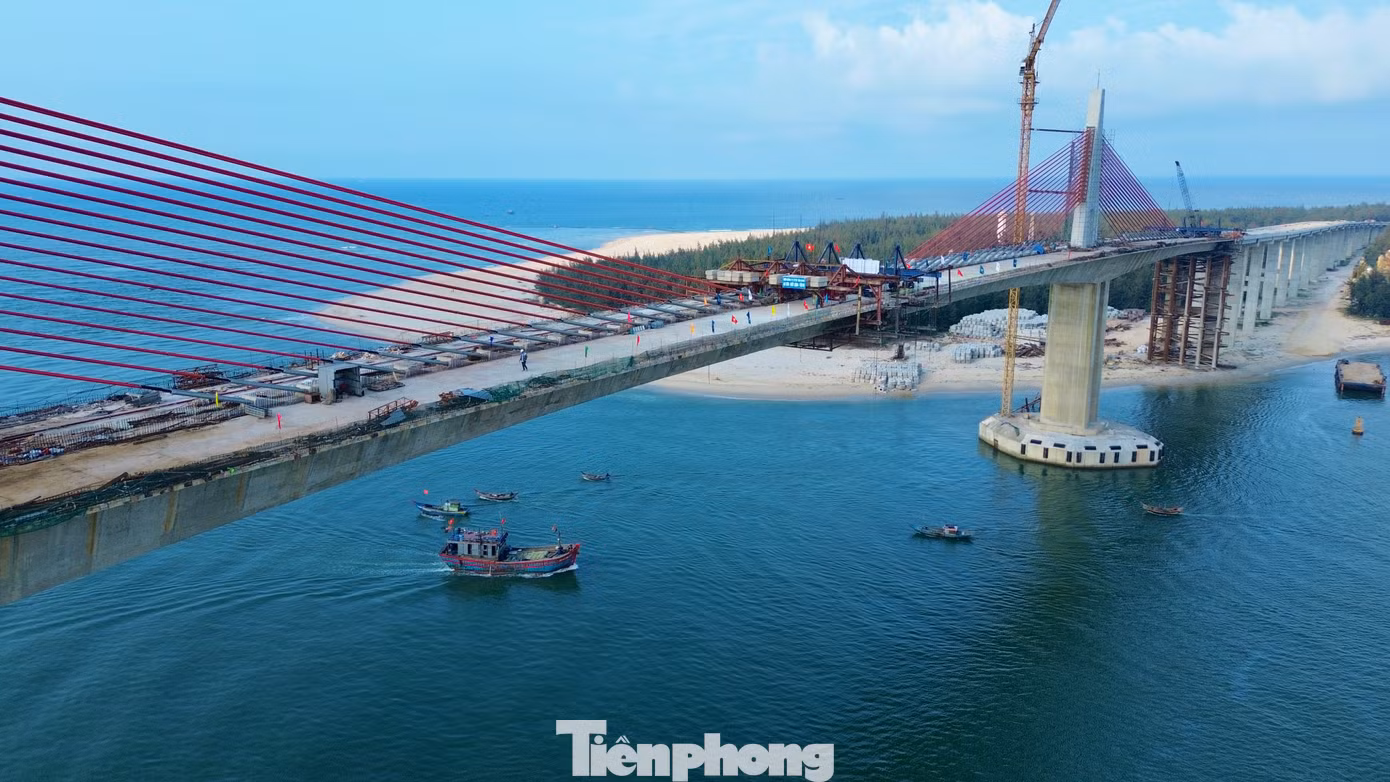 Điểm đáng chú ý, cầu vượt cửa biển Thuận An sử dụng kết cấu dầm cáp hỗn hợp Extradosed hiện đại, nhịp chính dài 218m, quy mô kỹ thuật cấp đặc biệt.