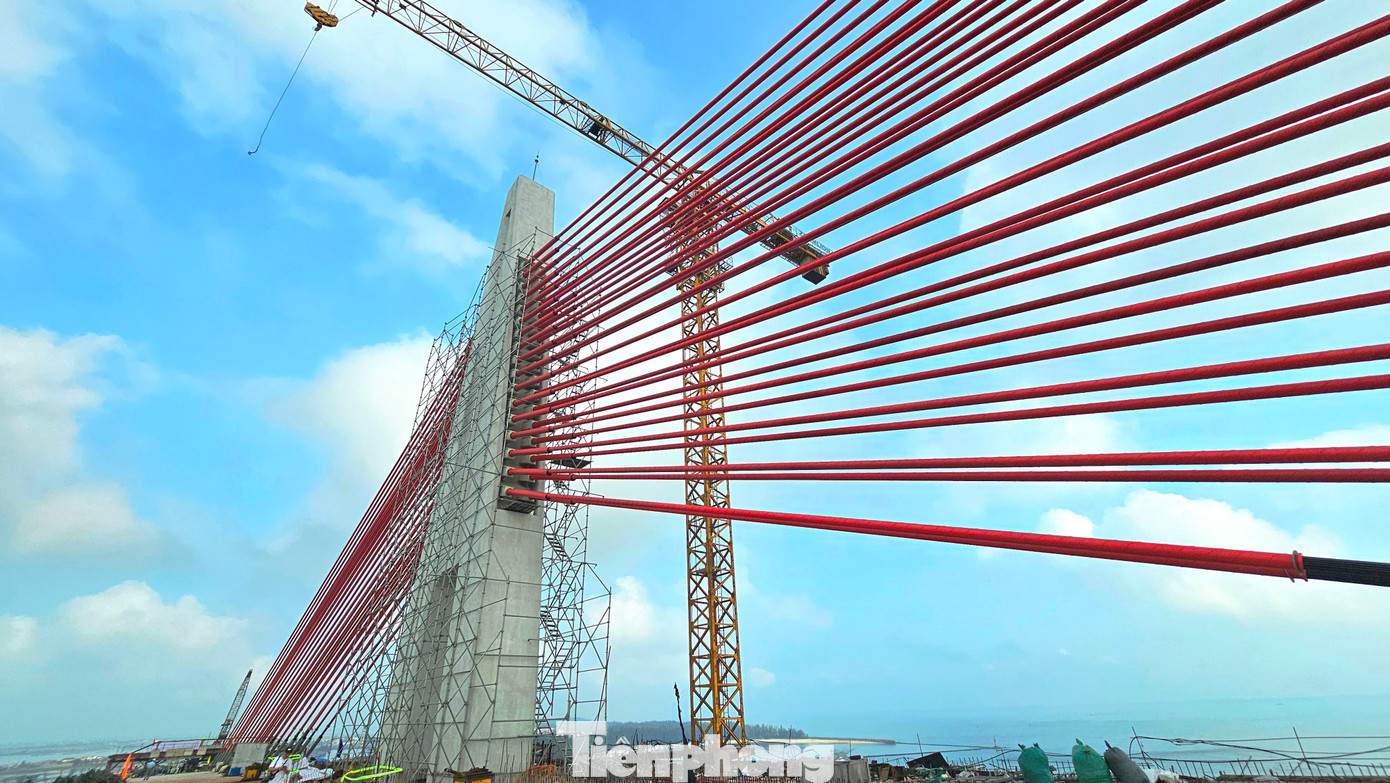 Điểm đáng chú ý, cầu vượt cửa biển Thuận An sử dụng kết cấu dầm cáp hỗn hợp Extradosed hiện đại, nhịp chính dài 218m, quy mô kỹ thuật cấp đặc biệt.