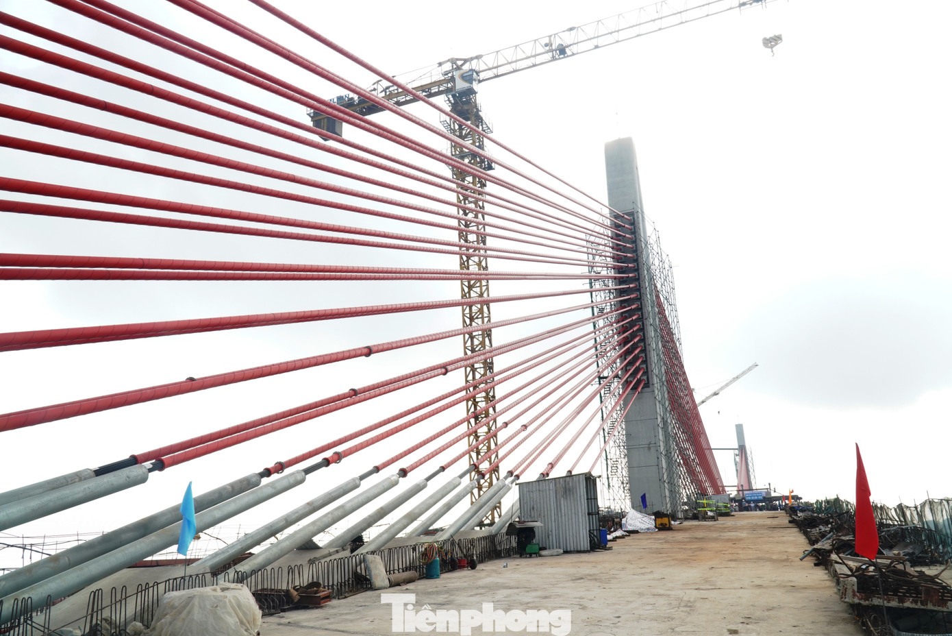 Điểm đáng chú ý, cầu vượt cửa biển Thuận An sử dụng kết cấu dầm cáp hỗn hợp Extradosed hiện đại, nhịp chính dài 218m, quy mô kỹ thuật cấp đặc biệt.