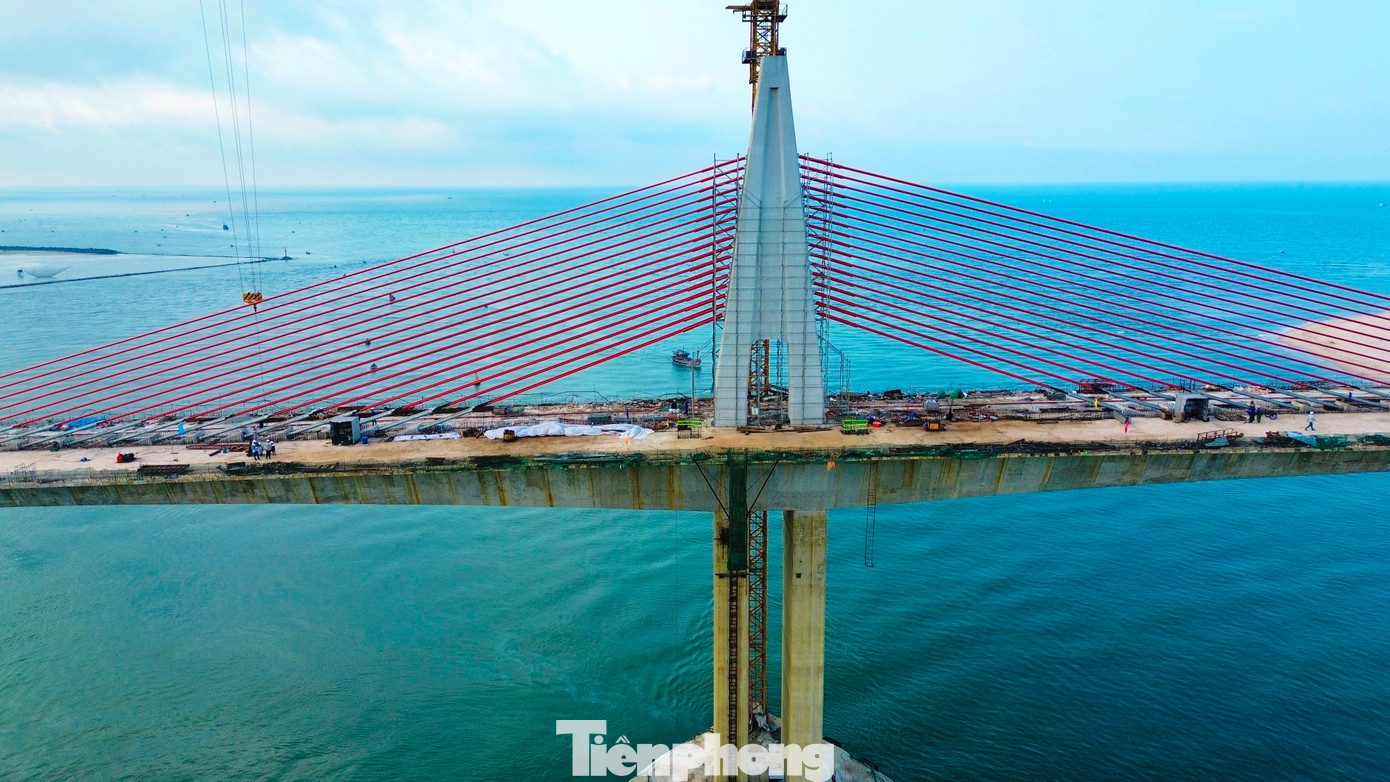 Điểm đáng chú ý, cầu vượt cửa biển Thuận An sử dụng kết cấu dầm cáp hỗn hợp Extradosed hiện đại, nhịp chính dài 218m, quy mô kỹ thuật cấp đặc biệt.