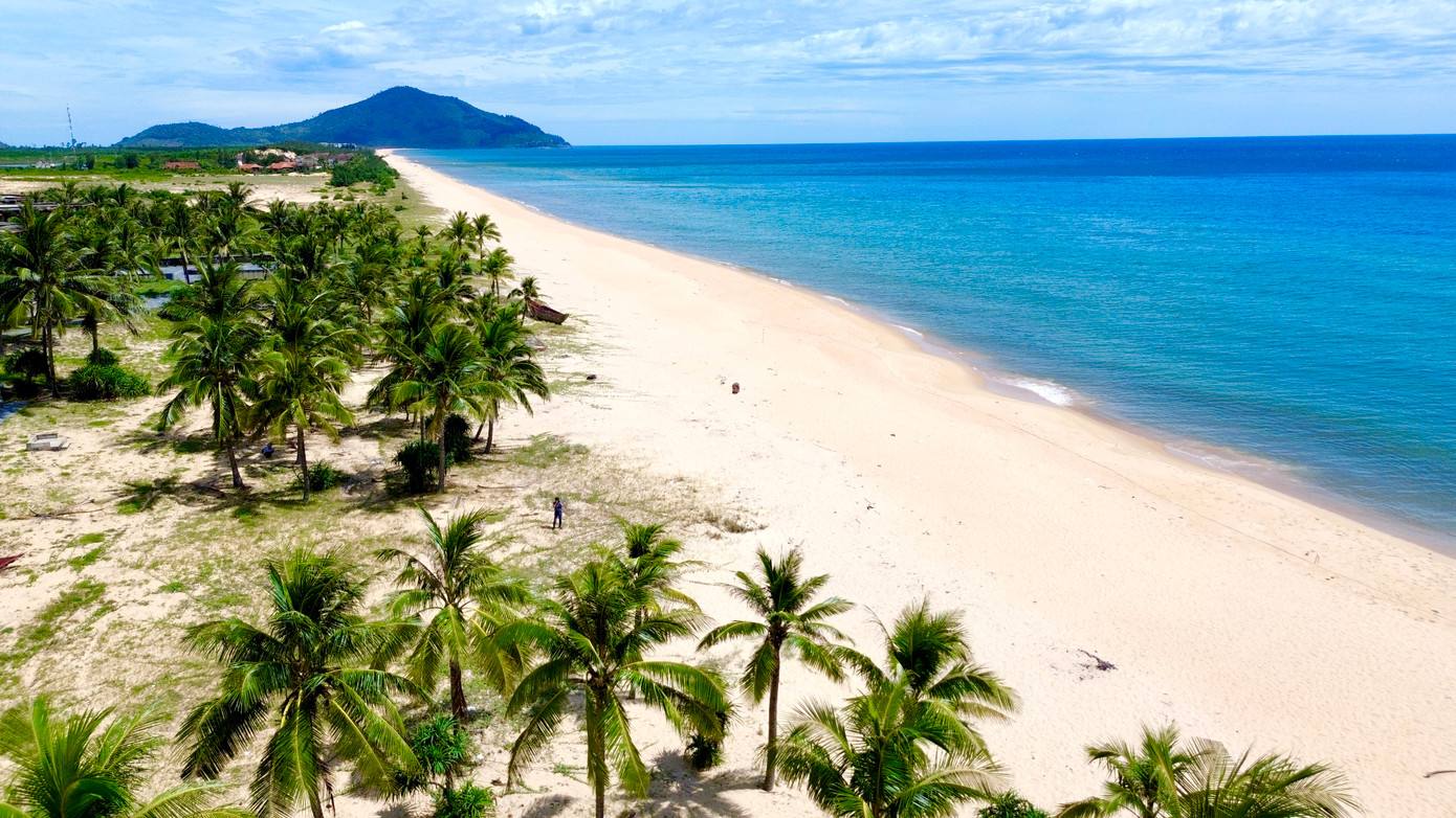 Bãi biển Lăng Cô gần mũi Chân Mây Đông rực sắc vàng của cát và màu nước biển xanh ngắt đầy cuốn hút. Bãi biển Lăng Cô gần mũi Chân Mây Đông rực sắc vàng của cát và màu nước biển xanh ngắt đầy cuốn hút.