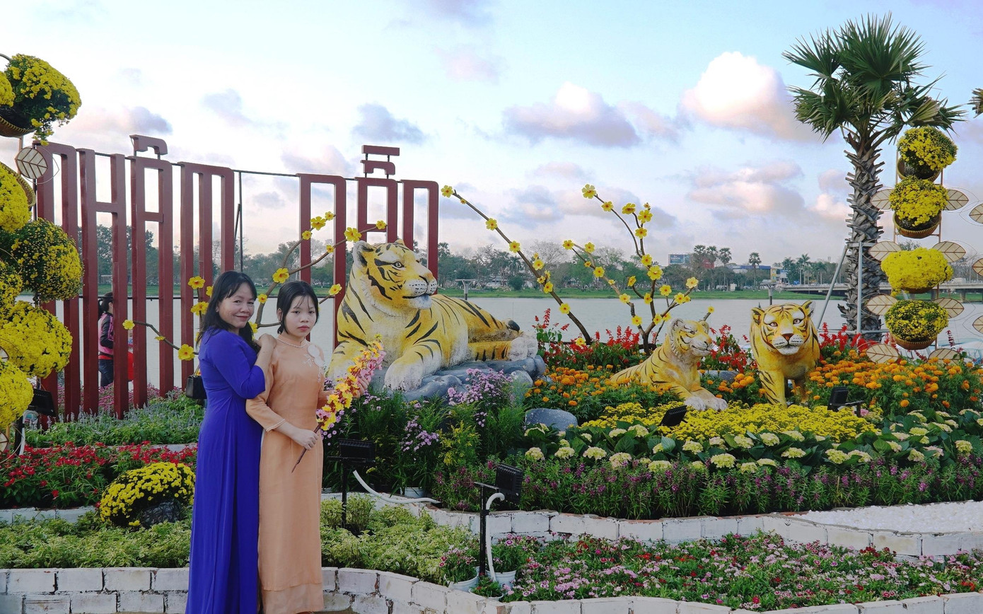 Thích thú chụp hình lưu niệm bên gia đình hổ.