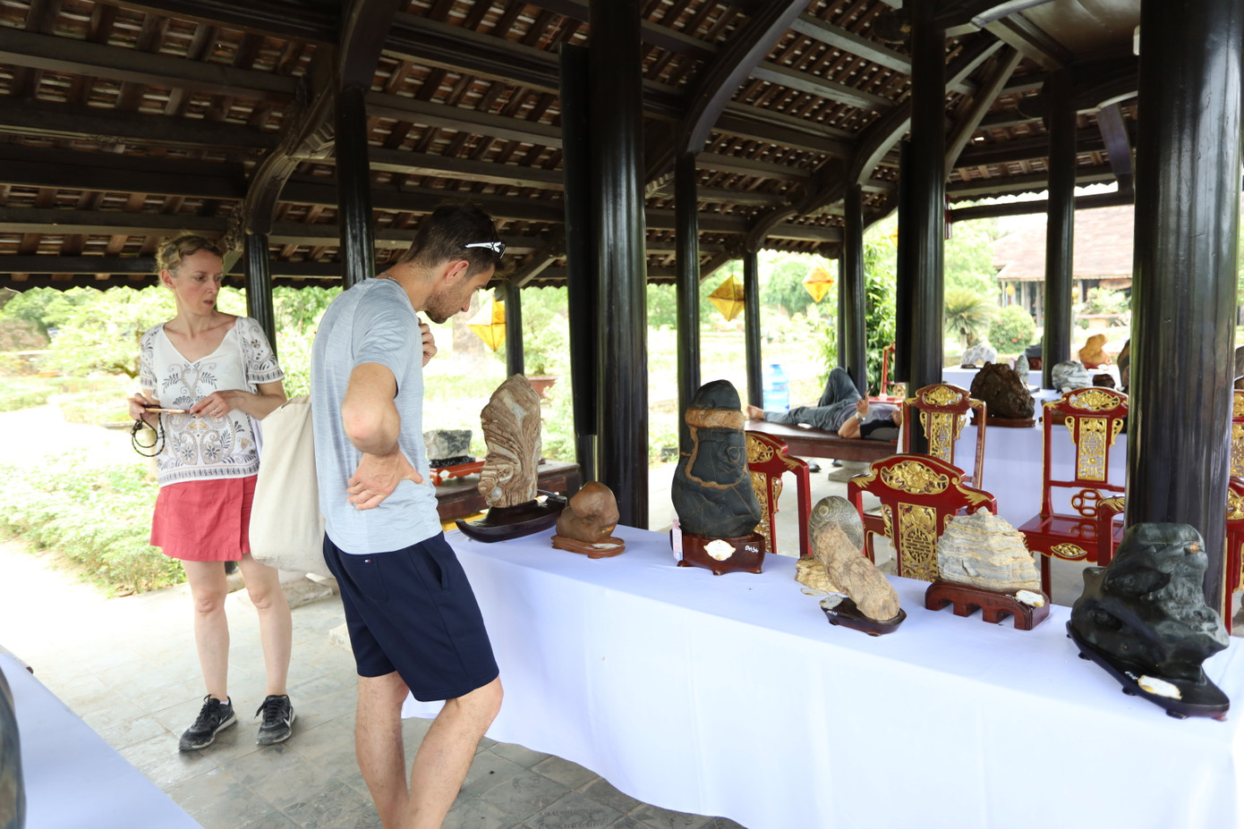 Triển lãm kéo dài đến hết ngày 2/5/2025, trùng dịp nghỉ lễ 30/4-1/5, dự kiến thu hút hàng vạn lượt khách. Đặc biệt, từ 18h-21h30 mỗi đêm (từ 26/4-1/5), các khu vực di tích như phủ Nội Vụ, vườn Thiệu Phương và vườn Cơ Hạ (Đại Nội Huế) sẽ mở cửa miễn phí phục vụ du khách, người dân đến khám phá vẻ đẹp của Đại Nội về đêm, trải nghiệm, thưởng lãm những tác phẩm nghệ thuật của nghệ nhân 3 miền. Triển lãm kéo dài đến hết ngày 2/5/2025, trùng dịp nghỉ lễ 30/4-1/5, dự kiến thu hút hàng vạn lượt khách. Đặc biệt, từ 18h-21h30 mỗi đêm (từ 26/4-1/5), các khu vực di tích như phủ Nội Vụ, vườn Thiệu Phương và vườn Cơ Hạ (Đại Nội Huế) sẽ mở cửa miễn phí phục vụ du khách, người dân đến khám phá vẻ đẹp của Đại Nội về đêm, trải nghiệm, thưởng lãm những tác phẩm nghệ thuật của nghệ nhân 3 miền.