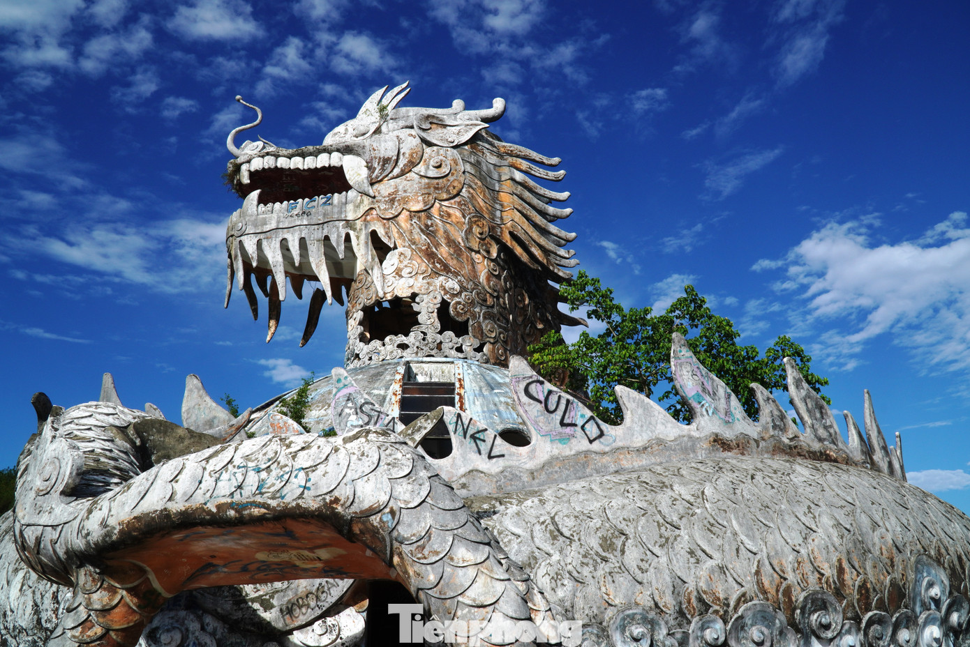 Điều đáng nói, sự xuống cấp, hoang phế, cũ kỹ đó của các công trình xây dựng thuộc khu du lịch, đặc biệt là kiến trúc đầu rồng (cao 20m, dài khoảng 50m) và khu công viên nước, lại làm cho nơi đây trở nên nổi tiếng, không chỉ ở trong nước. Điều đáng nói, sự xuống cấp, hoang phế, cũ kỹ đó của các công trình xây dựng thuộc khu du lịch, đặc biệt là kiến trúc đầu rồng (cao 20m, dài khoảng 50m) và khu công viên nước, lại làm cho nơi đây trở nên nổi tiếng, không chỉ ở trong nước.