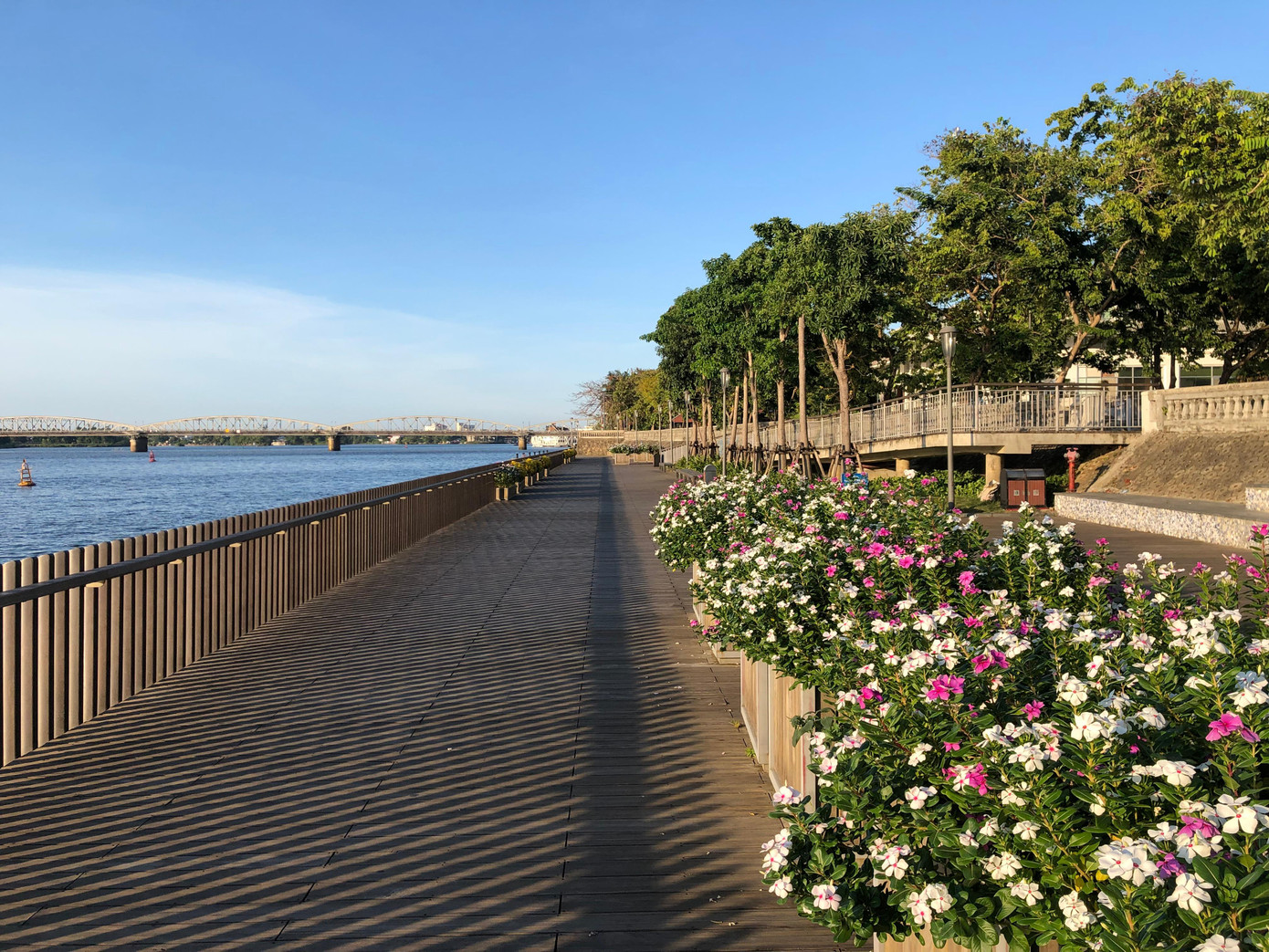 Cầu gỗ lim - điểm check in, tham quan cảnh đẹp sông Hương giờ không một bóng người