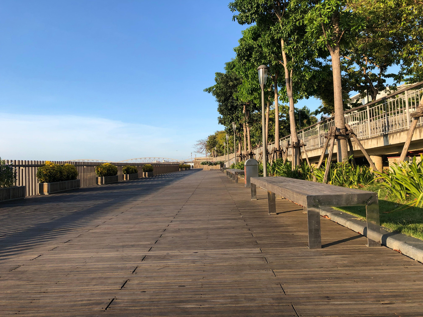 Cây cầu gỗ lim ven sông Hương thơ mộng dành cho khách bộ hành vãn cảnh, tham quan, chec-in cảnh đẹp ven sông Hương từng một thời hút khách, đặc biệt là giới trẻ, khách du lịch nay cũng trở nên vắng lặng, tạo nên hình ảnh của sự “sống chậm” một cách lạ thường.