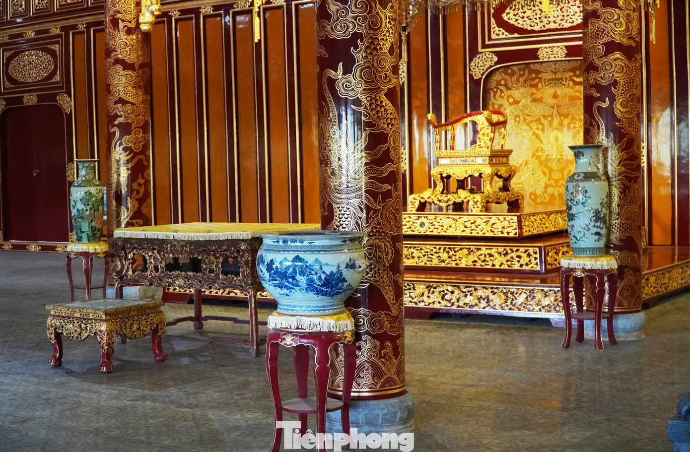 Cạnh khu vực đặt ngai vua còn có các hiện vật quý giá khác. Cạnh khu vực đặt ngai vua còn có các hiện vật quý giá khác.